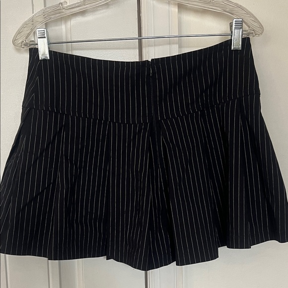 Lip Service Gangsta Pranksta Pleated Black & White Pinstripe Mini Skirt size L - Picture 5 of 5